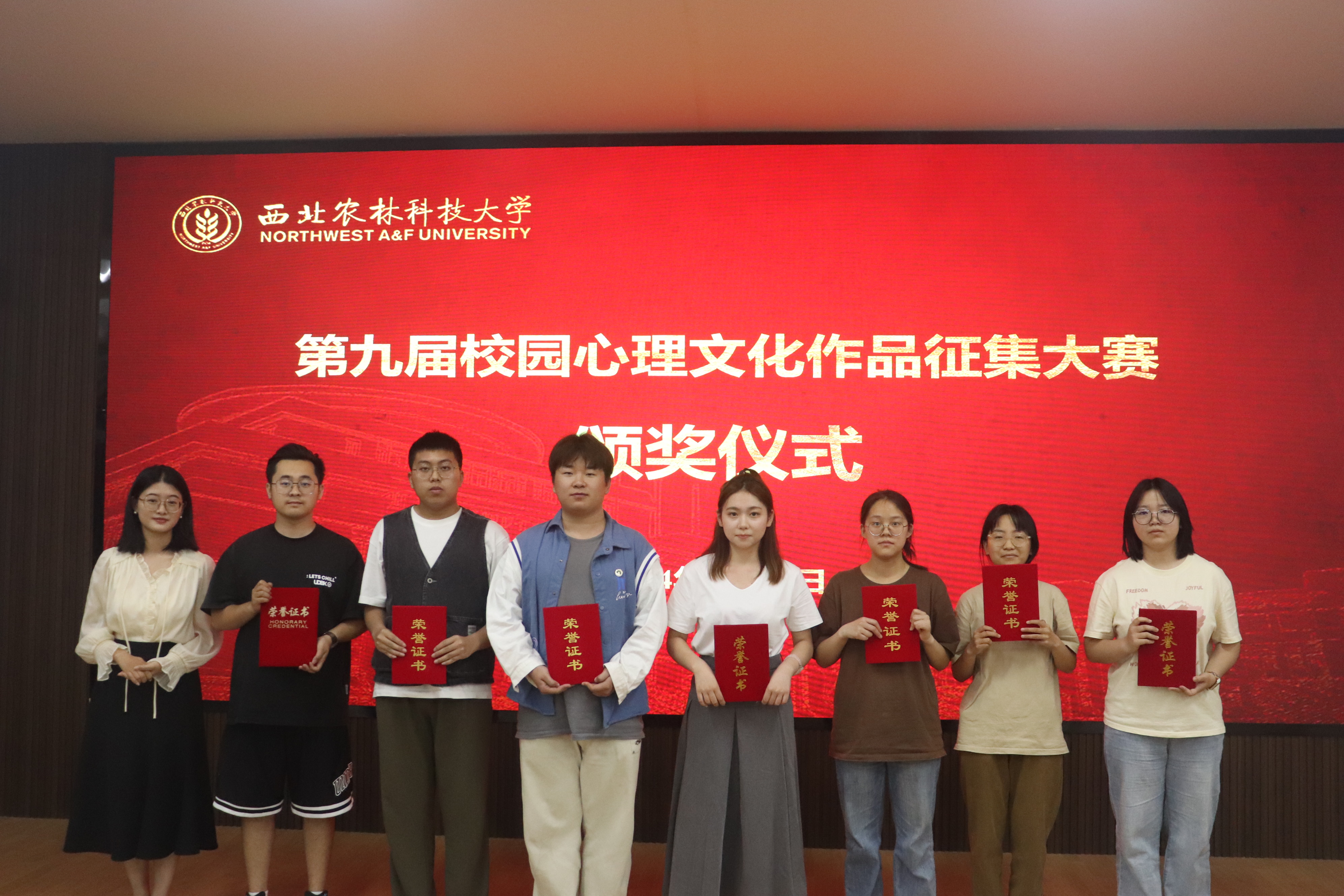 化药国产在线
李冬春为荣获优秀奖学生颁奖.JPG